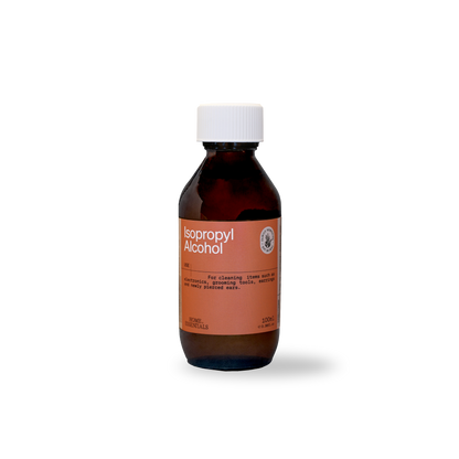 A Front view of the 100ml brown glass bottle of isopropyl alcohol on a white  background.